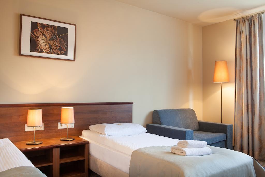 Hotel Miodowy Mlyn Opatow  Ruang foto