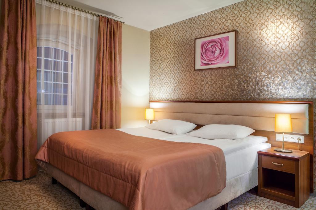 Hotel Miodowy Mlyn Opatow  Ruang foto