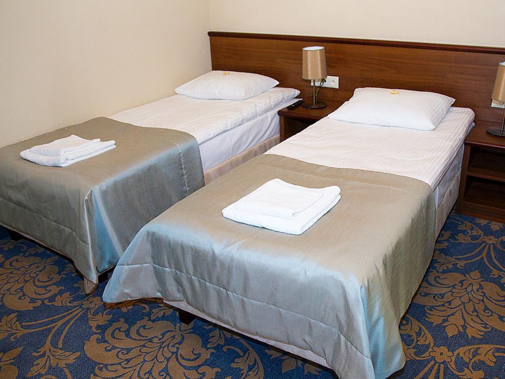 Hotel Miodowy Mlyn Opatow  Ruang foto