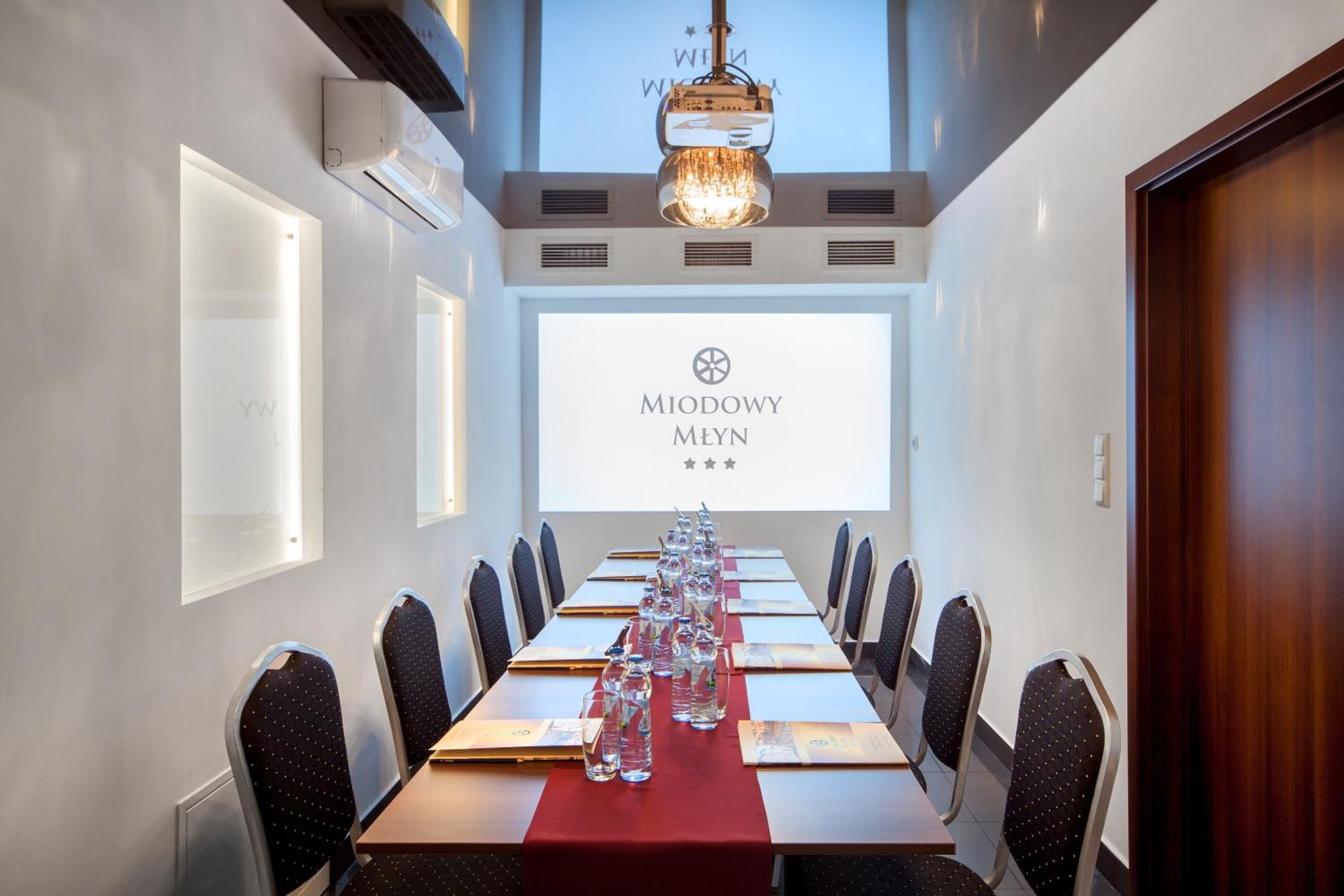 Hotel Miodowy Mlyn Opatow  Bagian luar foto